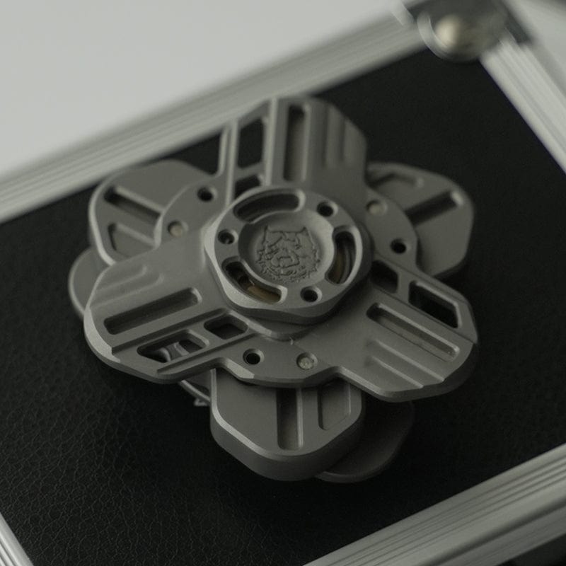 Tri linkage spinner